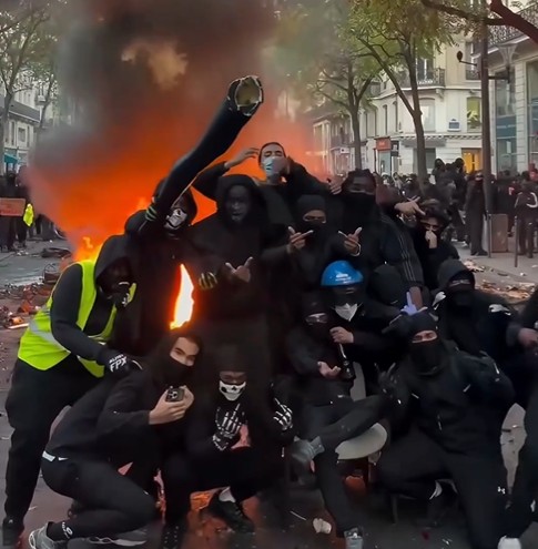 Niggas In Paris logo