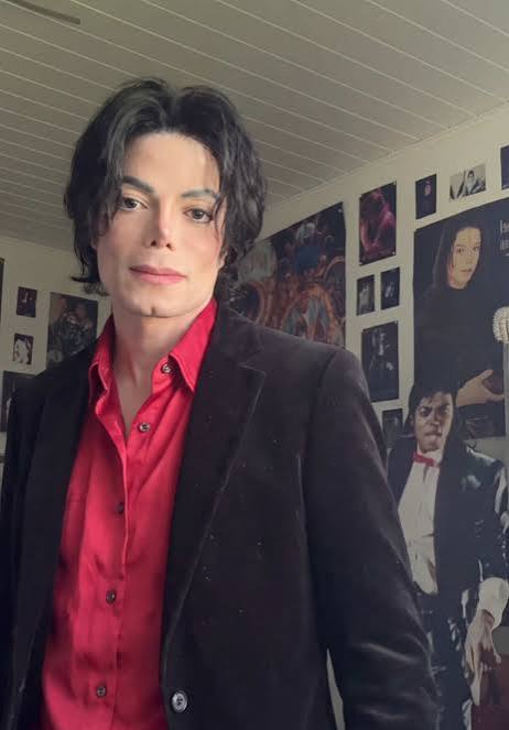 TIk tok Michael Jackson logo