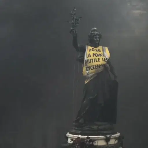 The Marianne statue logo